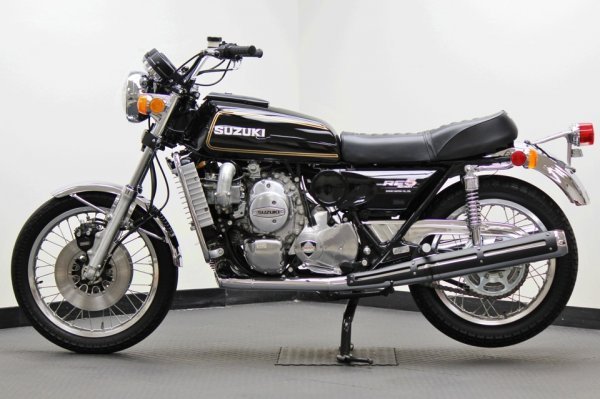 Капсула времени: новый роторный мотоцикл Suzuki RE5 1976-го года. Капсула времени: новый роторный мотоцикл Suzuki RE5 1976-го года.