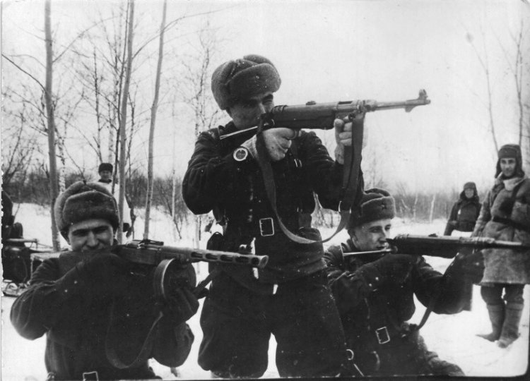 Фотографии противоборствующих сторон ВОВ с трофейным оружием Фотографии противоборствующих сторон ВОВ с трофейным оружием
