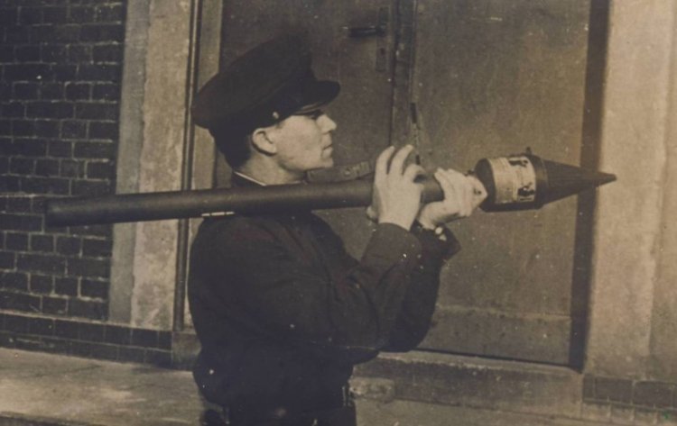 Фотографии противоборствующих сторон ВОВ с трофейным оружием Фотографии противоборствующих сторон ВОВ с трофейным оружием