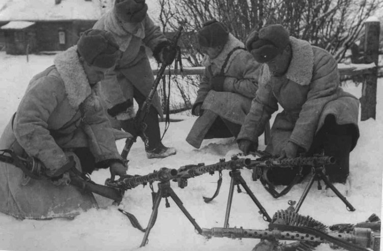 Фотографии противоборствующих сторон ВОВ с трофейным оружием Фотографии противоборствующих сторон ВОВ с трофейным оружием