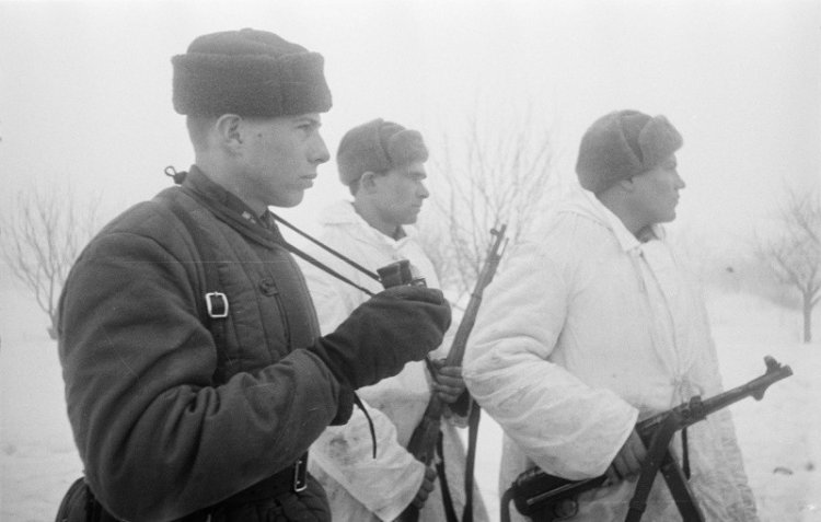 Фотографии противоборствующих сторон ВОВ с трофейным оружием Фотографии противоборствующих сторон ВОВ с трофейным оружием