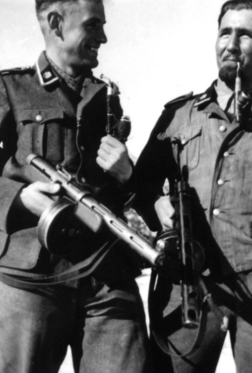 Фотографии противоборствующих сторон ВОВ с трофейным оружием Фотографии противоборствующих сторон ВОВ с трофейным оружием