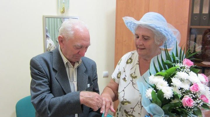 Ей 76 лет, а ему 78. Познакомились они на кладбище! Ей 76 лет, а ему 78. Познакомились они на кладбище!
