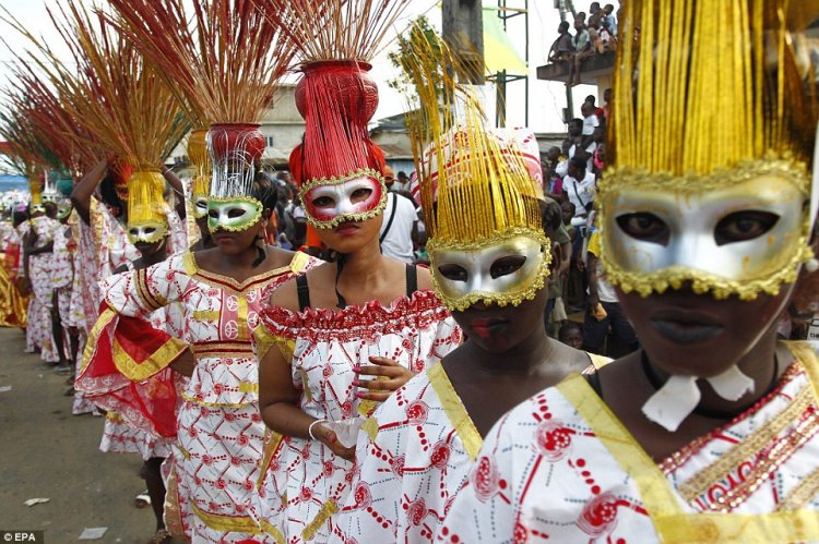 Воспоминания о рабстве: карнавал с жестокими сценами в Кот-д'Ивуар Воспоминания о рабстве: карнавал с жестокими сценами в Кот-д'Ивуар
