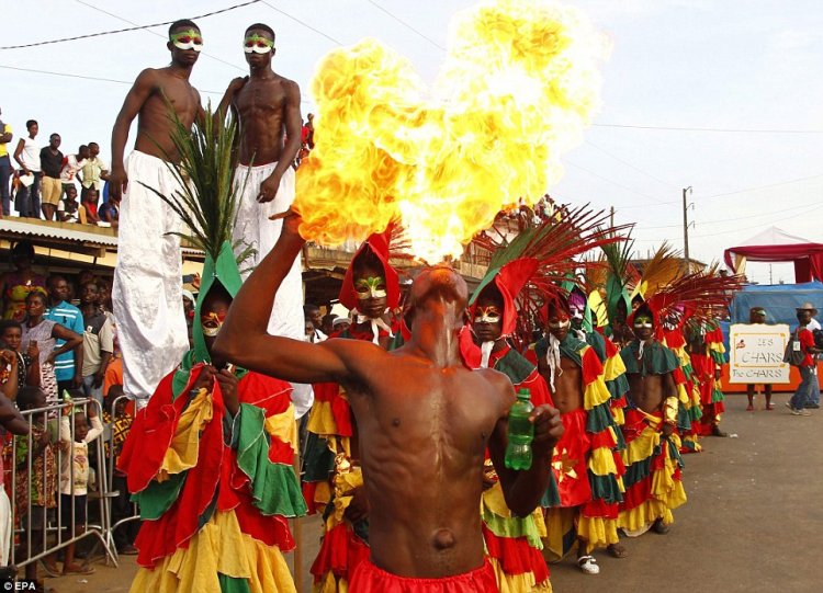 Воспоминания о рабстве: карнавал с жестокими сценами в Кот-д'Ивуар Воспоминания о рабстве: карнавал с жестокими сценами в Кот-д'Ивуар