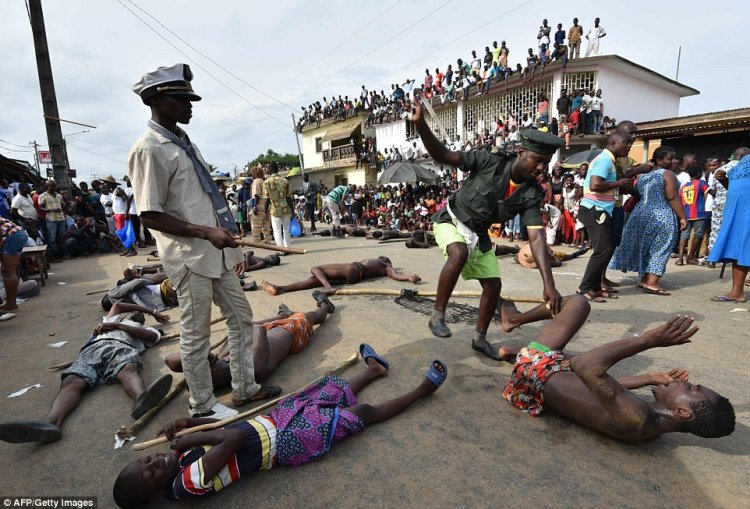 Воспоминания о рабстве: карнавал с жестокими сценами в Кот-д'Ивуар Воспоминания о рабстве: карнавал с жестокими сценами в Кот-д'Ивуар