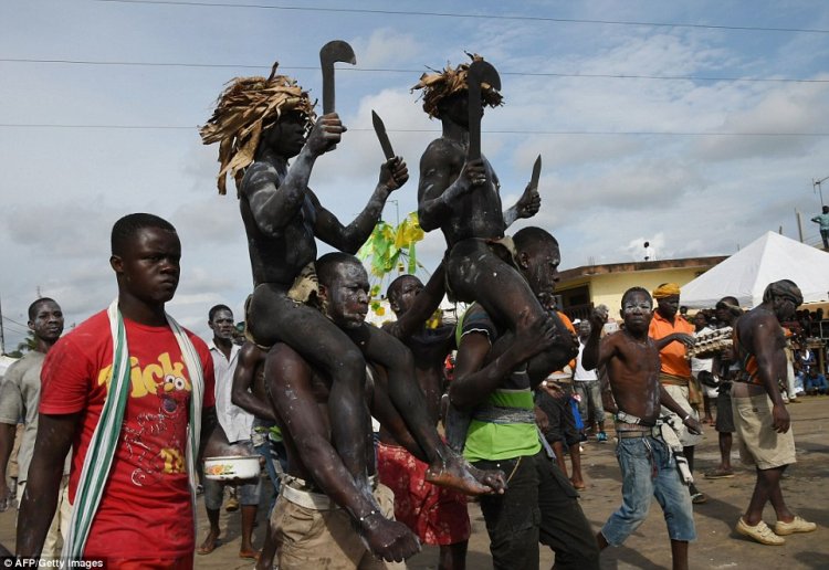 Воспоминания о рабстве: карнавал с жестокими сценами в Кот-д'Ивуар Воспоминания о рабстве: карнавал с жестокими сценами в Кот-д'Ивуар