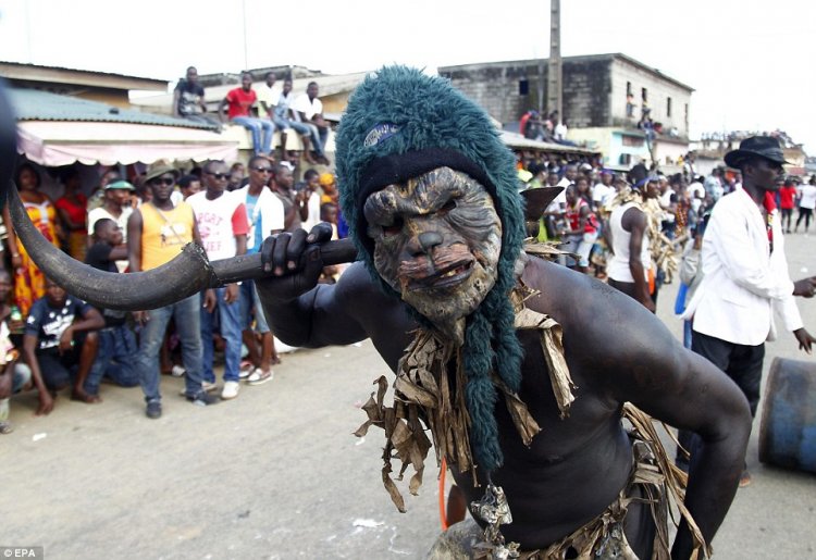 Воспоминания о рабстве: карнавал с жестокими сценами в Кот-д'Ивуар Воспоминания о рабстве: карнавал с жестокими сценами в Кот-д'Ивуар