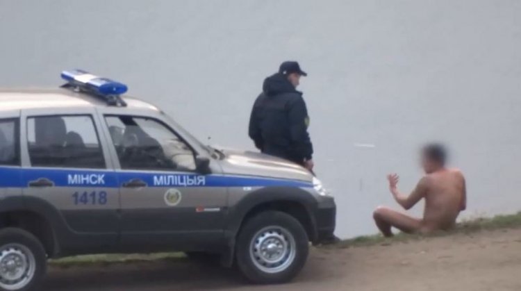Весеннее обострение: голый мужчина купался в минской речке Весеннее обострение: голый мужчина купался в минской речке
