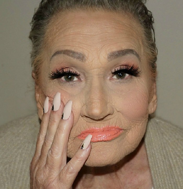 Внучка накрасила свою 80-летнюю бабушку. Ты обомлеешь, когда увидишь результат (фото) Внучка накрасила свою 80-летнюю бабушку. Ты обомлеешь, когда увидишь результат (фото)