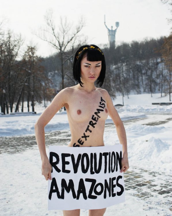 Активистки Femen в фотопроекте «Новые амазонки» Активистки Femen в фотопроекте «Новые амазонки»