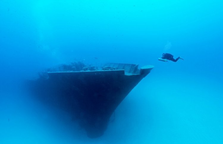 Останки кораблей на дне моря Останки кораблей на дне моря