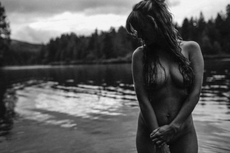 Откровенная фотосессия молодой мамы Откровенная фотосессия молодой мамы