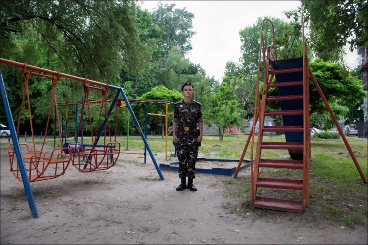 Украинцы на детских площадках в фотопроекте «Майданчик» Украинцы на детских площадках в фотопроекте «Майданчик»