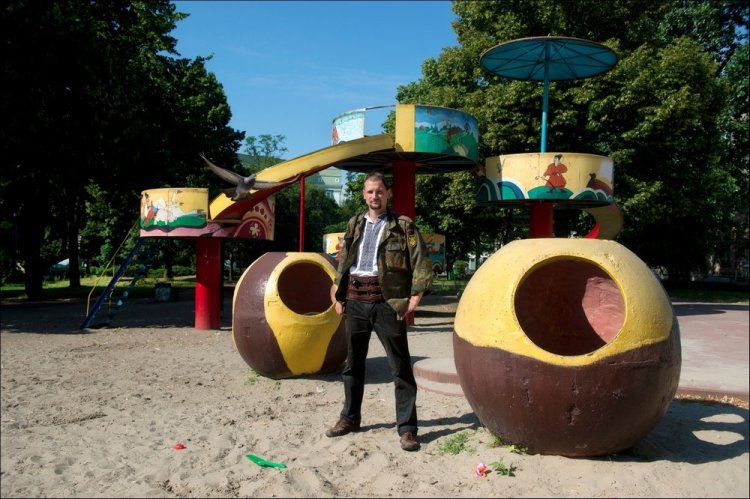 Украинцы на детских площадках в фотопроекте «Майданчик» Украинцы на детских площадках в фотопроекте «Майданчик»