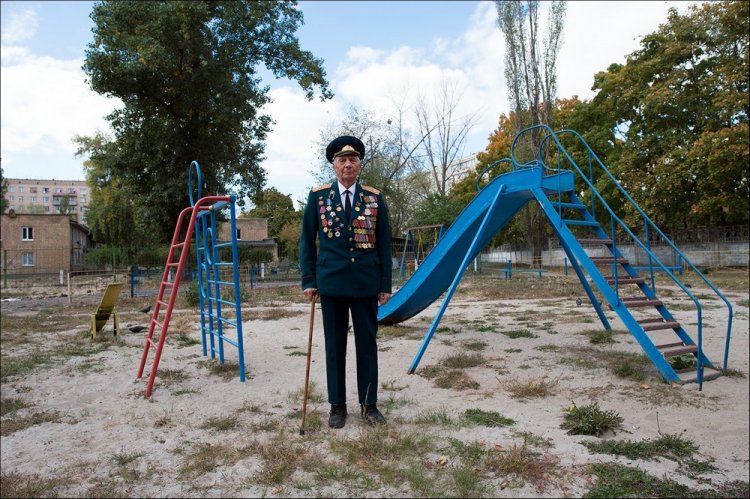 Украинцы на детских площадках в фотопроекте «Майданчик» Украинцы на детских площадках в фотопроекте «Майданчик»