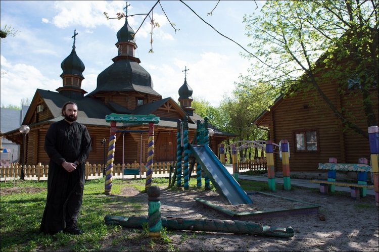 Украинцы на детских площадках в фотопроекте «Майданчик» Украинцы на детских площадках в фотопроекте «Майданчик»