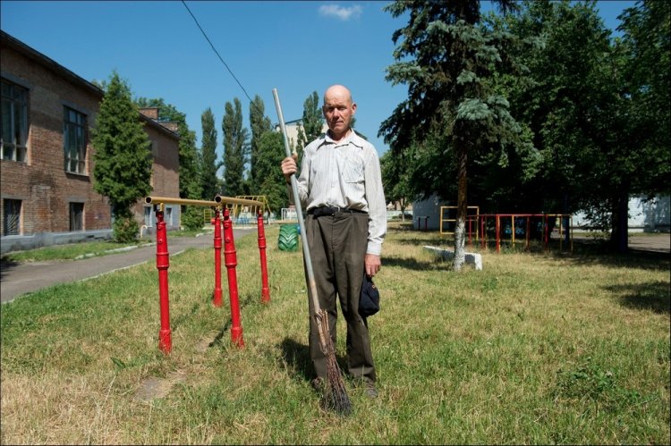 Украинцы на детских площадках в фотопроекте «Майданчик» Украинцы на детских площадках в фотопроекте «Майданчик»