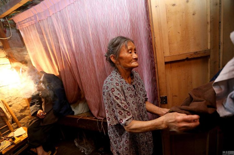 Китайская пара 54 года живет в пещере Китайская пара 54 года живет в пещере