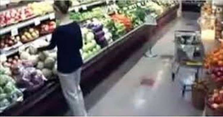 Девушка не знала, что ее снимают, и сделала такое... У меня глаза на лоб полезли! (видео) Девушка не знала, что ее снимают, и сделала такое... У меня глаза на лоб полезли! (видео)