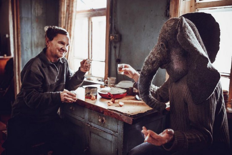 Печальный Instagram человека с головой слона Печальный Instagram человека с головой слона