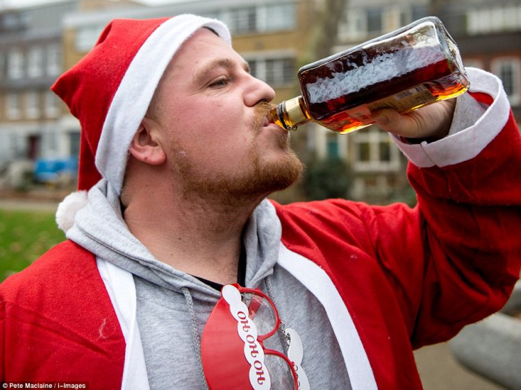 Пьяный «Santacon» в Лондоне Пьяный «Santacon» в Лондоне