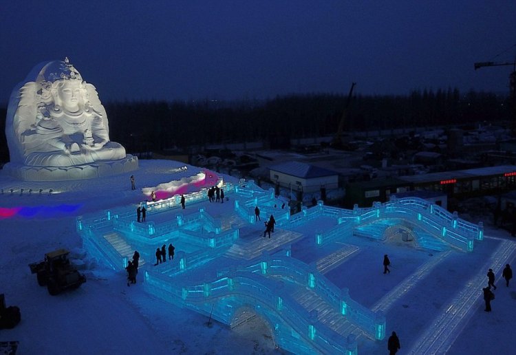 Город изо льда на ежегодном зимнем фестивале в Китае Город изо льда на ежегодном зимнем фестивале в Китае