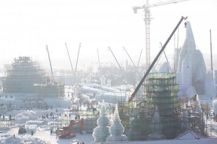 Город изо льда на ежегодном зимнем фестивале в Китае Город изо льда на ежегодном зимнем фестивале в Китае