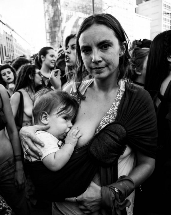 Демонстрация в защиту права обнажать грудь в Буэнос-Айресе Демонстрация в защиту права обнажать грудь в Буэнос-Айресе