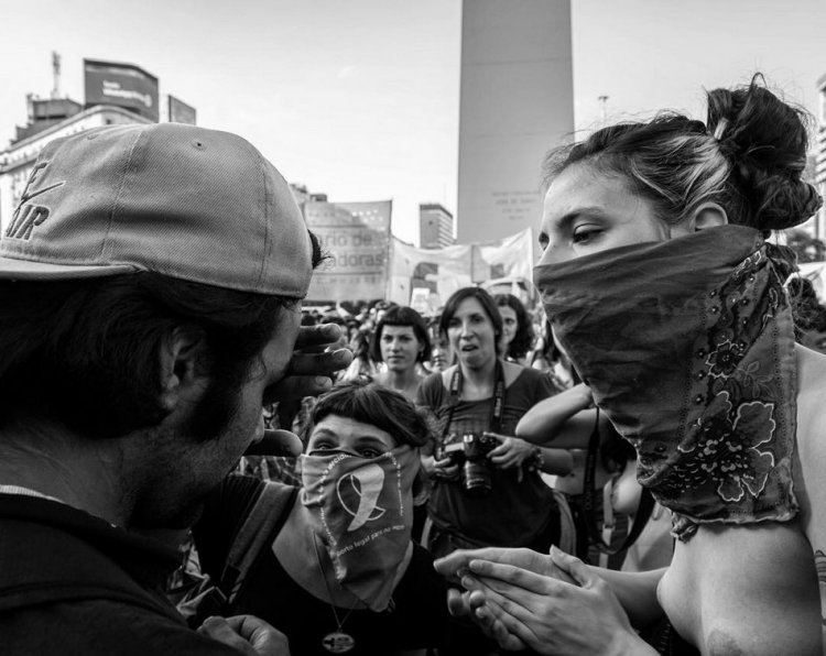 Демонстрация в защиту права обнажать грудь в Буэнос-Айресе Демонстрация в защиту права обнажать грудь в Буэнос-Айресе