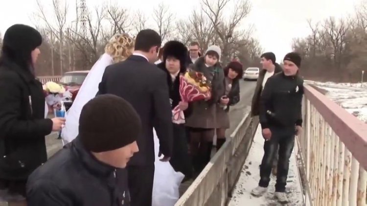 Невеста бросила букет в реку - Через секунду гости кричали от ужаса, увидев ЭТО! (видео) Невеста бросила букет в реку - Через секунду гости кричали от ужаса, увидев ЭТО! (видео)