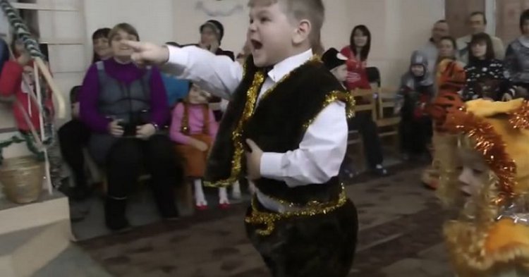 Мальчишка на утреннике узнал Деда Мороза. Самое смешное разоблачение года! (видео) Мальчишка на утреннике узнал Деда Мороза. Самое смешное разоблачение года! (видео)