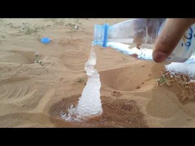 Вода, вытекая из бутылки, тут же замерзает в пустыне. Ролик, который обескуражил миллионы зрителей в Сети! Вода, вытекая из бутылки, тут же замерзает в пустыне. Ролик, который обескуражил миллионы зрителей в Сети!