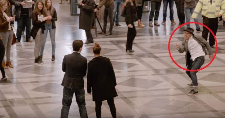 Заиграла музыка и мужчина внезапно затанцевал посреди вокзала. А дальше началось нечто потрясающее! (видео) Заиграла музыка и мужчина внезапно затанцевал посреди вокзала. А дальше началось нечто потрясающее! (видео)