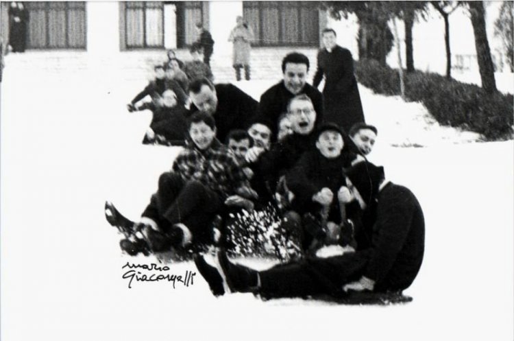 Они как дети. Игры и развлечения молодых служителей церкви (фото) Они как дети. Игры и развлечения молодых служителей церкви (фото)