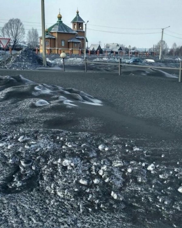 Дышите глубже: черный снег в Кемеровской области Дышите глубже: черный снег в Кемеровской области