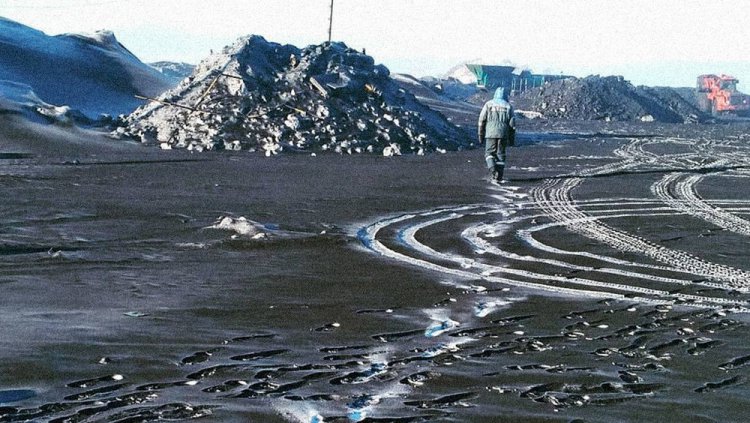 Дышите глубже: черный снег в Кемеровской области Дышите глубже: черный снег в Кемеровской области