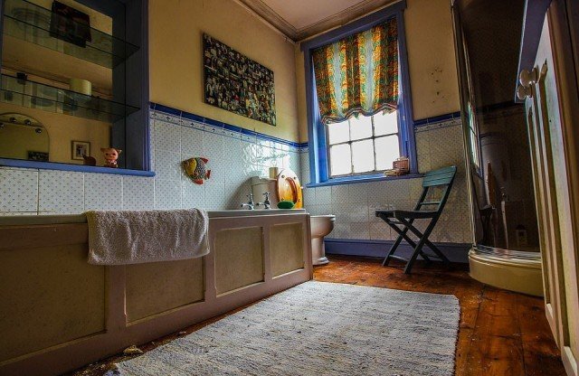 Таинственный 150-летний особняк, оставленный людьми более десяти лет назад, практически нетронут Таинственный 150-летний особняк, оставленный людьми более десяти лет назад, практически нетронут
